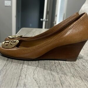 Tory Burch Sally Brown Leather Peep Toe Wedge Pumps Gold Logo size 8